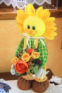 a statue of a stuffed animal with a bouquet of flowers at Hotel Les Saisons in Saint Vincent