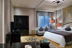 Cama ou camas em um quarto em Ramada Plaza Tianlu Hotel