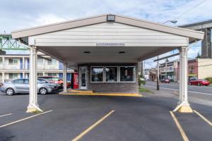 um posto de gasolina com toldo num parque de estacionamento em Motel 6-Astoria, OR em Astoria, Oregon