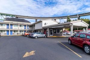 um parque de estacionamento com carros estacionados em frente a um edifício em Motel 6-Astoria, OR em Astoria, Oregon