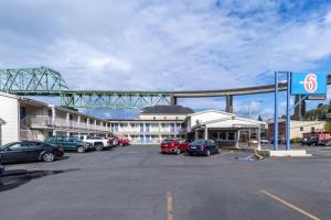 um parque de estacionamento com carros estacionados em frente a um hotel em Motel 6-Astoria, OR em Astoria, Oregon