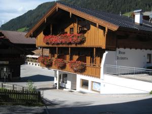 un edificio con cajas de flores en su lado en Gasthaus Jakober, en Alpbach