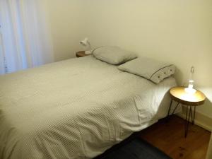 A bed or beds in a room at Casa do Jardim Escola