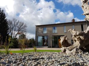 un bâtiment avec une étreinte d'arbre devant lui dans l'établissement Velo Inn Basislager Bad Berka, à Bad Berka