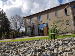 une maison avec un grand tas de rochers devant elle dans l'établissement Velo Inn Basislager Bad Berka, à Bad Berka