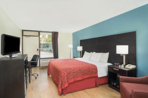 Televisyen dan/atau pusat hiburan di Days Inn by Wyndham Raleigh Midtown