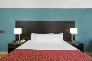 Katil atau katil-katil dalam bilik di Days Inn by Wyndham Raleigh Midtown