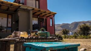 un banc bleu assis devant une maison dans l'établissement Cabañas Cultura Tafi, à Tafí del Valle