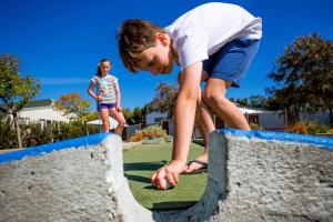 沃纳姆堡NRMA Warrnambool Riverside Holiday Park的男孩和女孩在游戏场玩耍