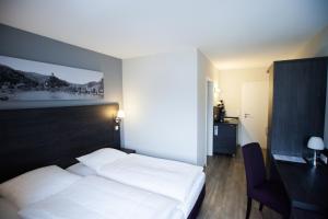 เตียงในห้องที่ aparthotel Cochem