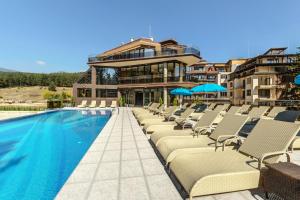 Der Swimmingpool an oder in der Nähe von SPA Hotel Infinity Park Velingrad