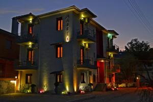 un gran edificio con luces encendidas por la noche en Anesis, en Ioannina