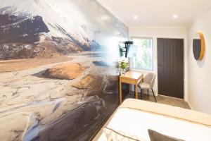 ein Schlafzimmer mit einem Wandbild an der Wand in der Unterkunft Beechwood Boutique Accommodation in Dunedin