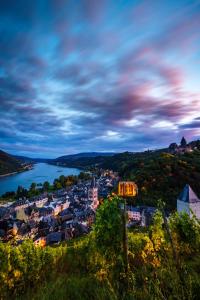 vista su una città vicino a un bacino d'acqua di Altkölnischer Hof a Bacharach