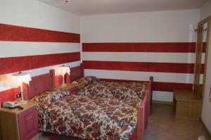 een slaapkamer met een bed met een Amerikaanse vlag op de muur bij Garnì San Giorgio Della Scala Rooms and Breakfast in Trento