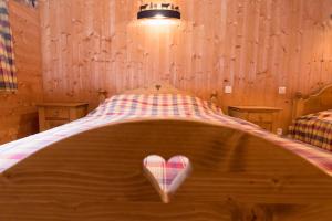 een slaapkamer met een bed met een hart erop bij Les Allamands in Morzine