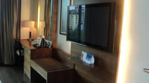 TV at/o entertainment center sa Fortune Select Exotica, Navi Mumbai - Member ITC Hotels' Group