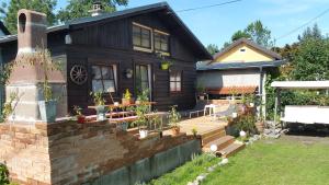 una casa con un muro di mattoni e un patio di Binderhäusl a Salisburgo