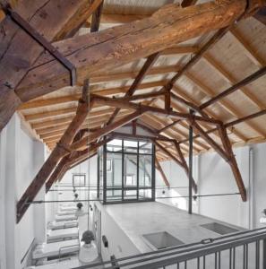 una grande camera con soffitto in legno con travi a vista di Albergue Santiago Apostol a Logroño