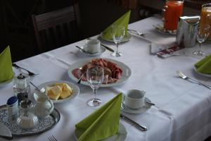 uma mesa com um prato de comida numa mesa em Gasthaus Eickholt Hotel-Restaurant em Ascheberg