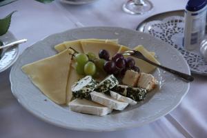 um prato de queijo e uvas numa mesa em Gasthaus Eickholt Hotel-Restaurant em Ascheberg