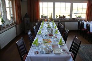 uma longa sala de jantar com uma longa mesa com pratos de comida em Gasthaus Eickholt Hotel-Restaurant em Ascheberg