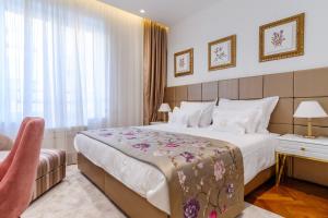 Ann Luxury Rooms tesisinde bir odada yatak veya yataklar