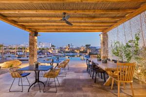 Un patio o zona al aire libre en Portes Suites & Villas Mykonos