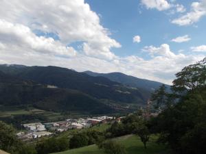 - une vue sur une ville située dans une vallée avec des montagnes dans l'établissement Pichlerhof, à Bressanone