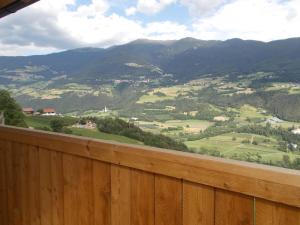 - une vue sur la vallée depuis une clôture en bois dans l'établissement Pichlerhof, à Bressanone