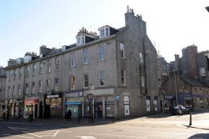 un gran edificio de ladrillo en la esquina de una calle en Parkhill Luxury Serviced Apartments - City Centre Apartments, en Aberdeen