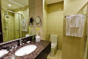 Un baño de Ramada by Wyndham Manila Central