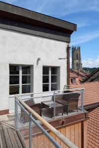 uma varanda com vista para uma igreja em Aparthotel Hine Adon Fribourg em Fribourg