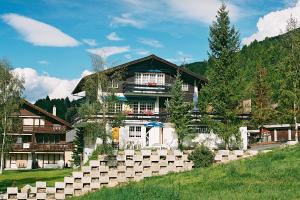 una casa grande en medio de un campo en Haus Edelweiss, en Grächen