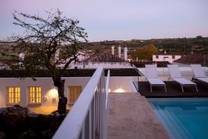 - une vue sur une villa avec une piscine dans l'établissement Lugares Com História, à Óbidos