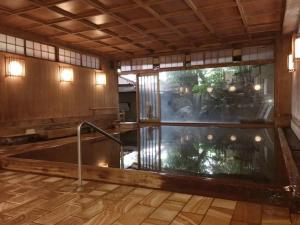 una grande piscina d'acqua in una stanza di Itoen Hotel Matsukawakan a Ito