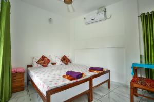 Tempat tidur dalam kamar di Aaron's Homestay