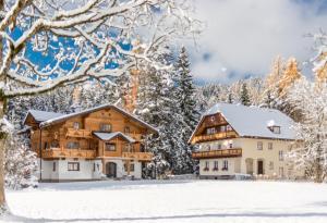 Kış mevsiminde Bio-Holzhaus und Landhaus Heimat