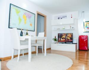 um quarto branco com uma secretária branca e um mapa na parede em White Dream Suites em Iaşi