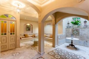 a living room with a couch and a table at Maison d'Hôtes Dar Ennassim in La Marsa