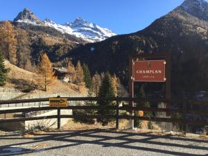 una señal en el lado de una carretera en las montañas en Affittacamere Buenavista Guest House, en Champoluc