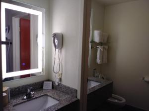 Quality Inn & Suites Fort Collins 욕실