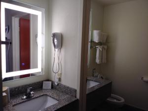 Quality Inn & Suites Fort Collins 욕실