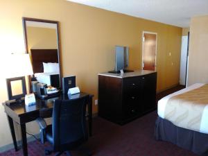 Quality Inn & Suites Fort Collins 객실 침대