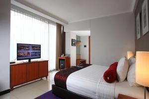 Una cama o camas en una habitación de Ivory Hotel Bandung