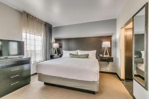 Krevet ili kreveti u jedinici u okviru objekta Staybridge Suites Lubbock South, an IHG Hotel