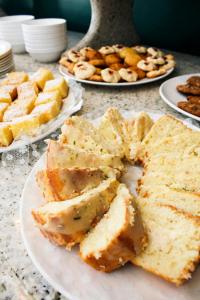 einen Tisch mit Brotplatten und Kuchen darauf in der Unterkunft Vitória Hotel Residence NewPort in Campinas