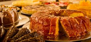 - une table avec différents types de gâteaux et de tartes dans l'établissement Sky Serra Hotel, à Gramado