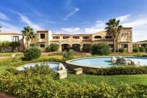 una vista exterior de una casa con piscina en COLONNA RESORT, a Colonna Luxury Beach Hotel, Porto Cervo, en Porto Cervo