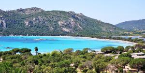 uitzicht op een strand met bergen op de achtergrond bij Residence Bellavista à Santa Giulia, proche de la plage et vue mer in Porto-Vecchio